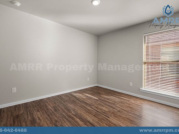 3rd image of 2037 Kenwood Ave