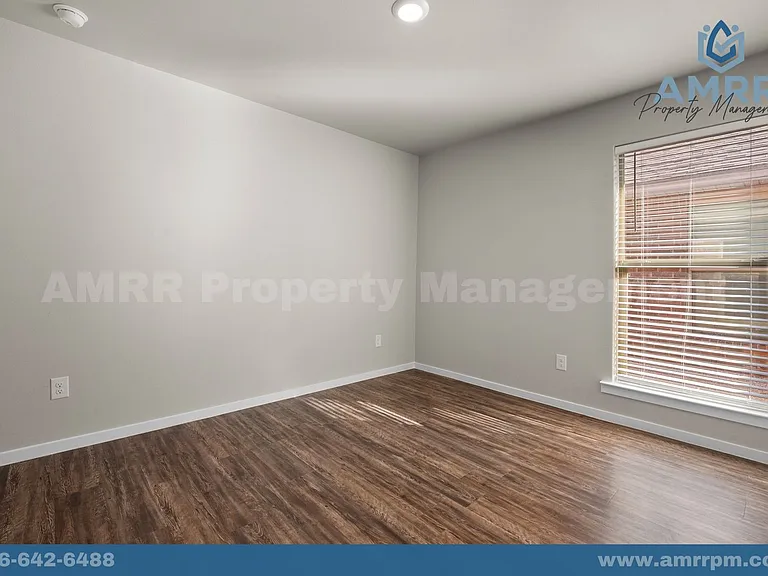 2037 Kenwood Ave — Photo 3