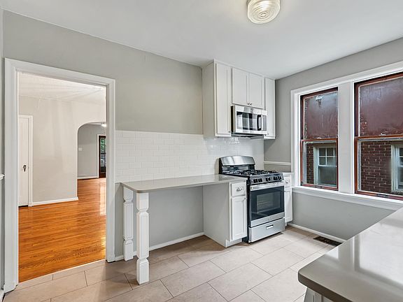 3rd image of 5010 Oleatha Ave #1W