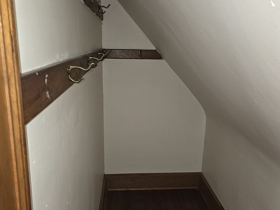 5th image of 370 E Lakeside St