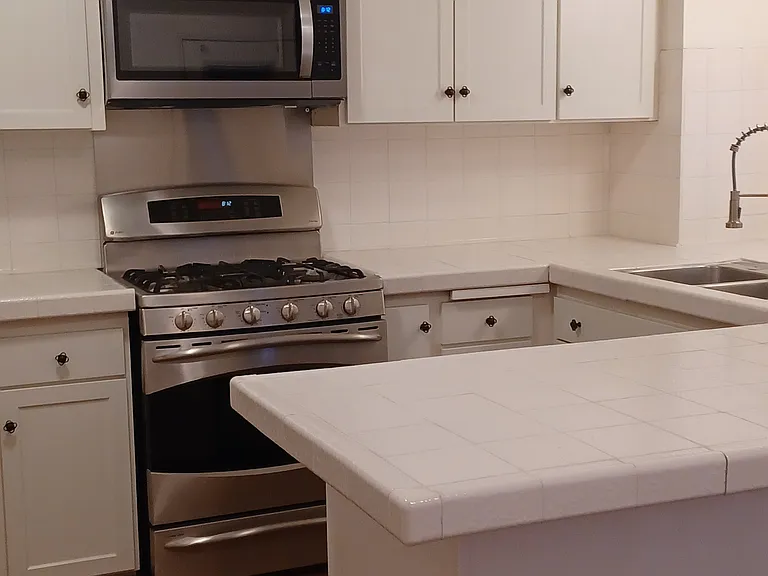 214 E Stocker St — Photo 14
