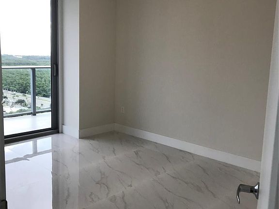3rd image of 16385 Biscayne Blvd Unit 2320