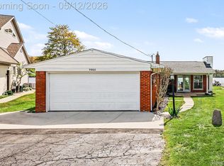 9801 Coledale Ct, White Lake, MI 48386