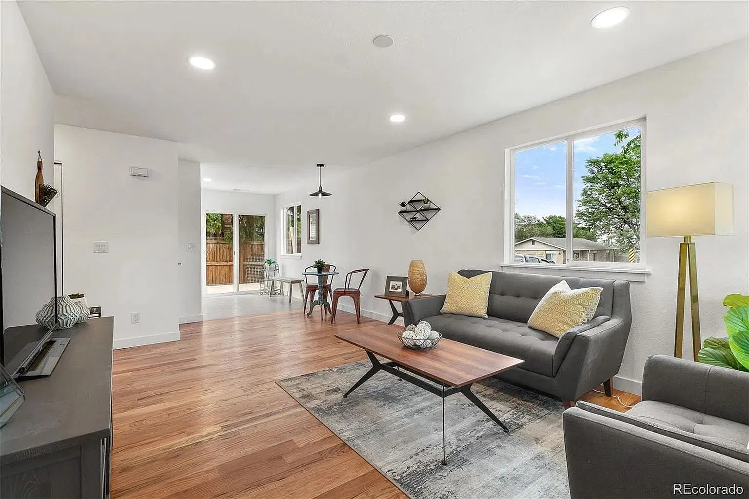 Beautifully Updated Villa Park 3 bed 2 Bath — Photo 4