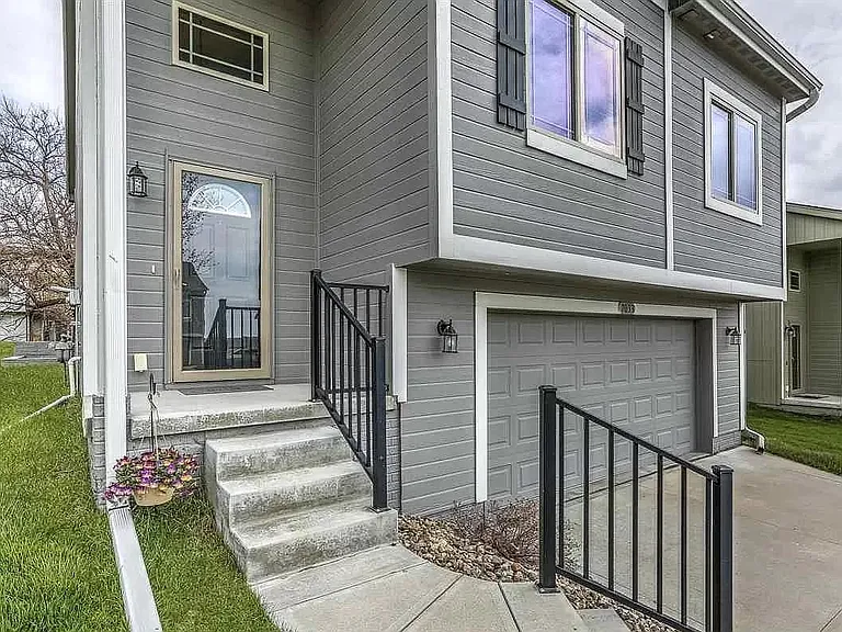 7033 S 183rd Ave — Photo 3