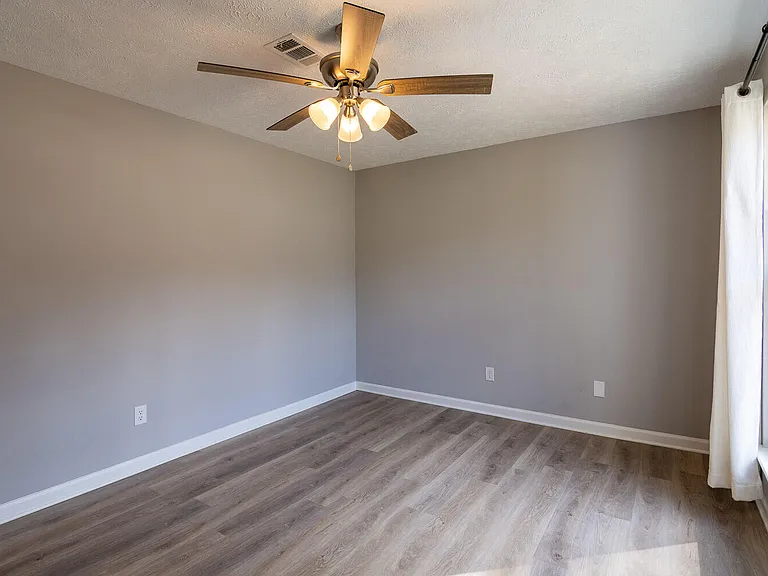 2115 Oakleaf Ct — Photo 5