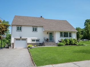 18 Ridge Ct, Cedar Grove, NJ 07009