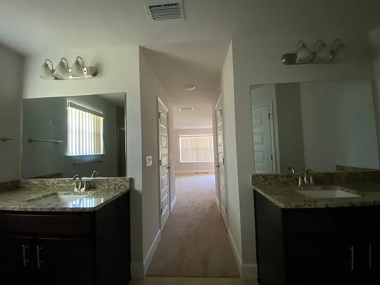 564 NW Oakmont Way — Photo 14