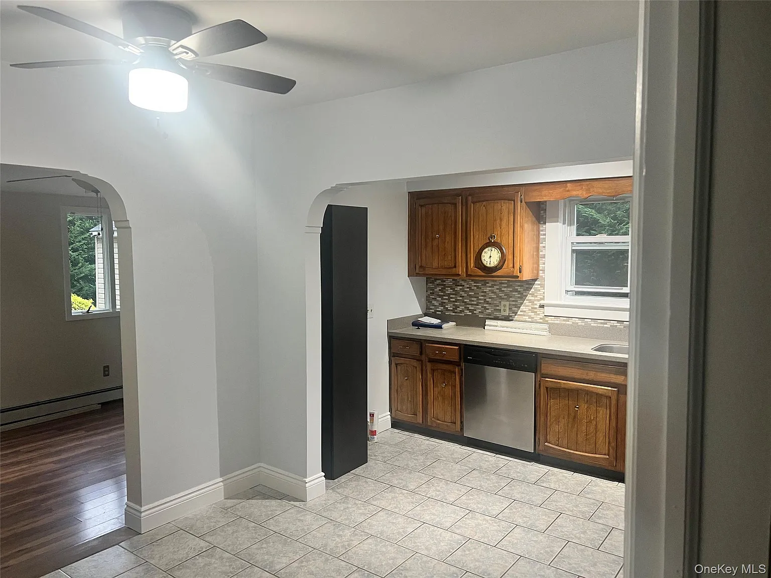 4 bed, 2.0 bath, 1500 sqft, $4,400 — Photo 4