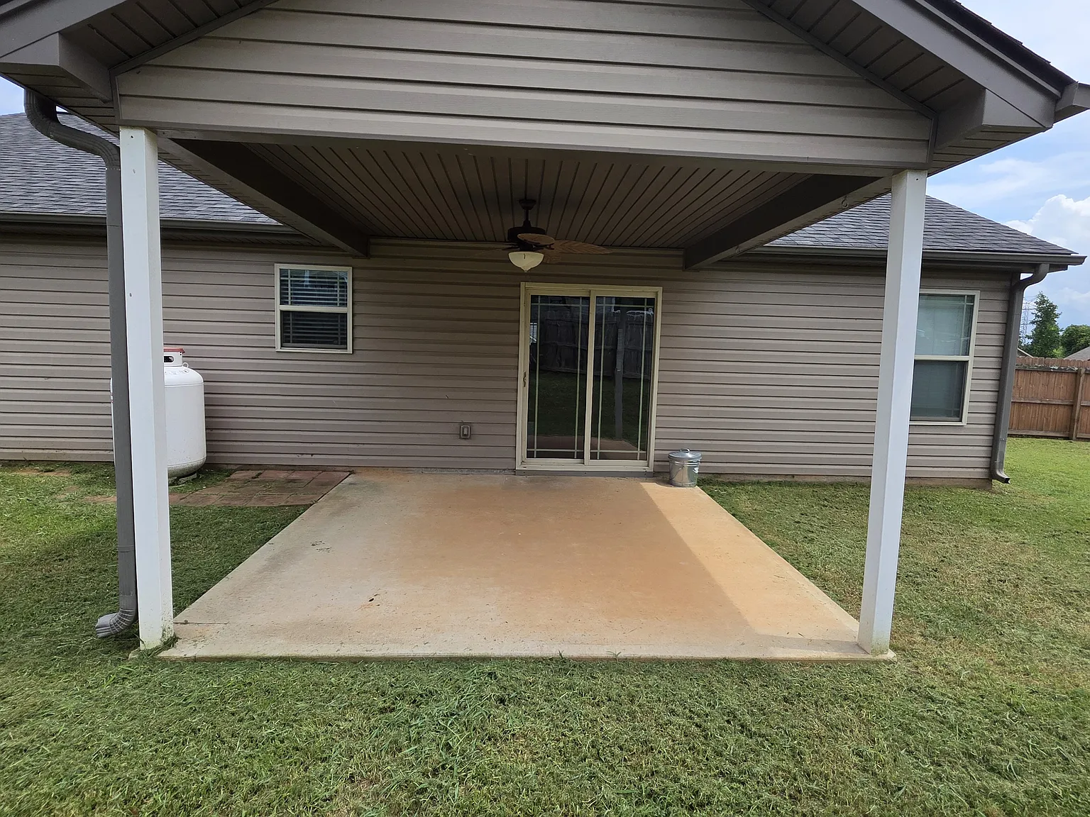 3 bed, 1406 sqft, $1,895 — Photo 2