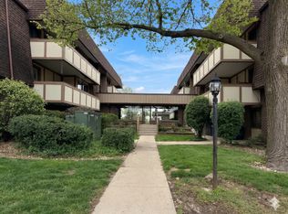 435 Cavalier Ct #205C, Dundee, IL 60118
