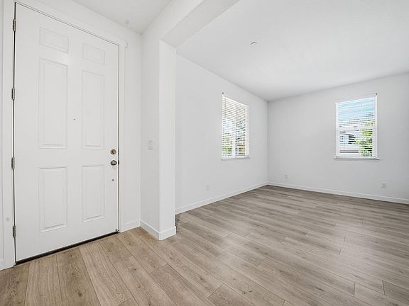 3rd image of 648 Edgewood Loop