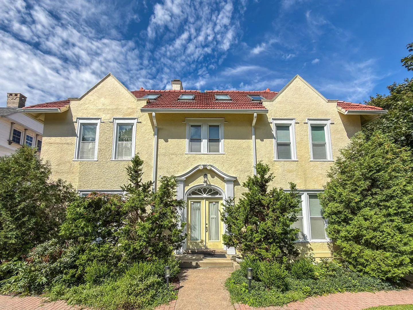 Divinity 1 Bedroom condo w/ garden entrance & off street parking! — Photo 1