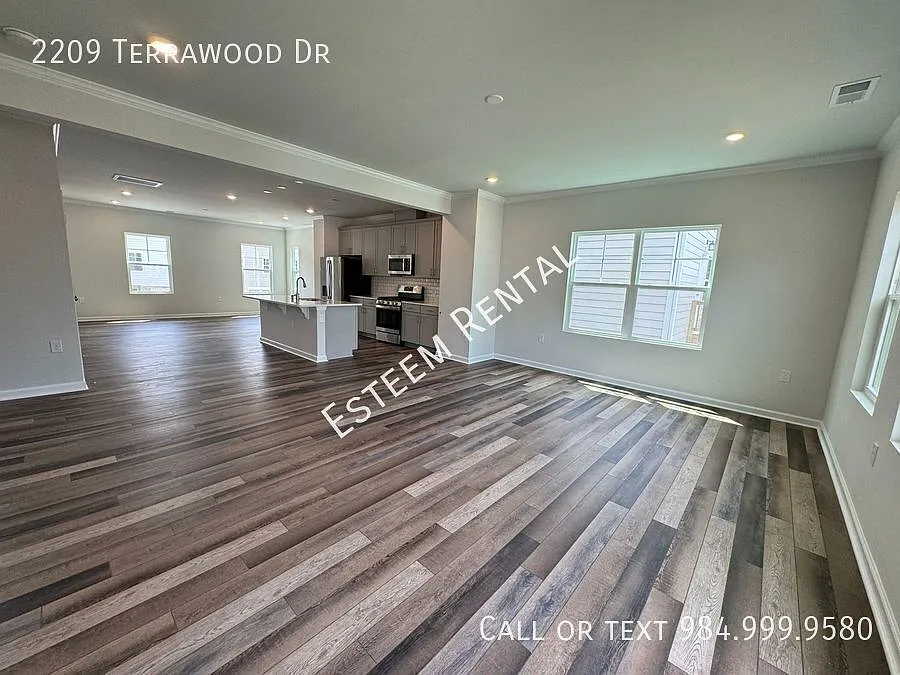 4 bed, 2406 sqft, $2,300 — Photo 3
