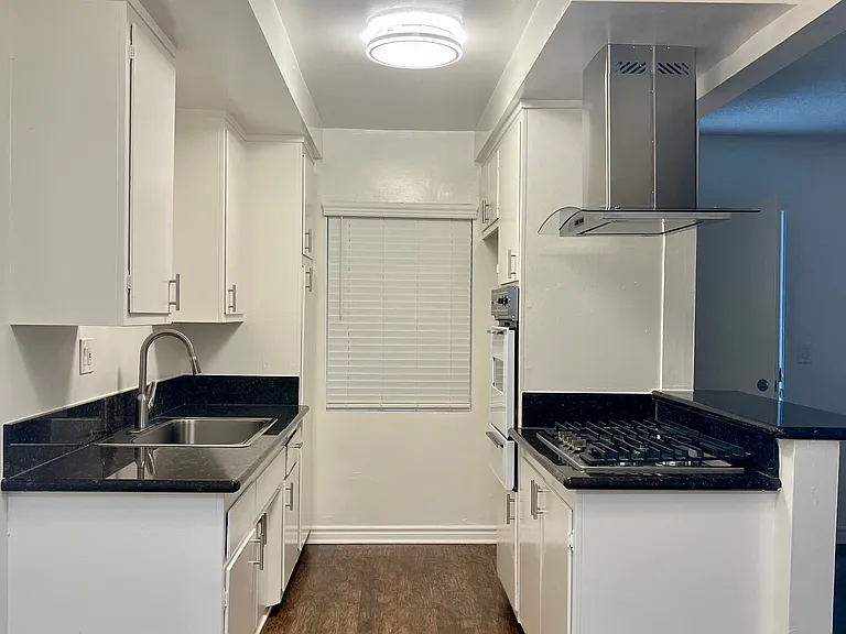 Chateau Apartments — Photo 12