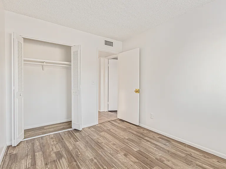 5810 N 48th Ln — Photo 17