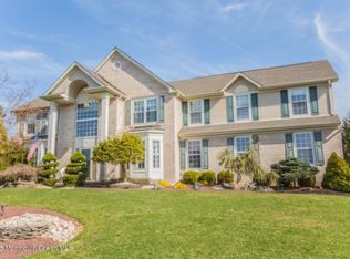 27 Canterbury Way, Farmingdale, NJ 07727