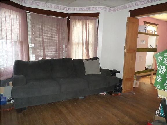 4th image of 213 E Elm St