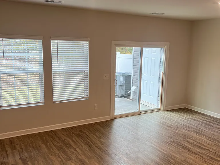 408 Hillrock Ct — Photo 6