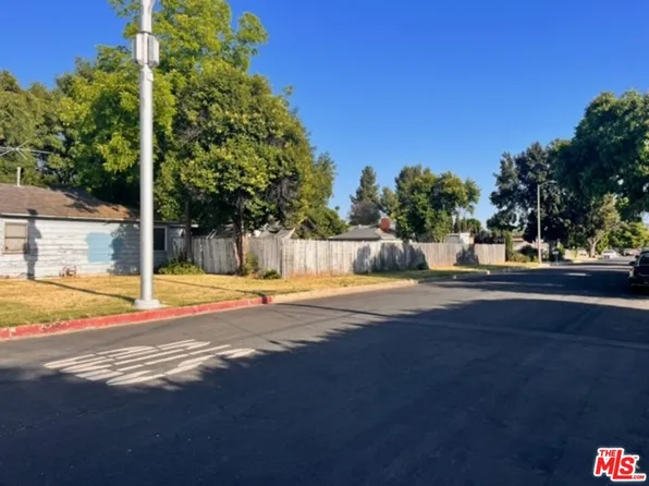 17852 Saticoy St, Reseda, CA 91335
