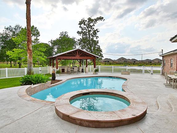 Perfect for entertaining salt water pool/spa, large deck , fireplace and outdoor kitchen.