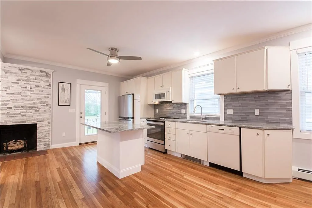 3 bed, 2.0 bath, 1729 sqft, $2,700 — Photo 1