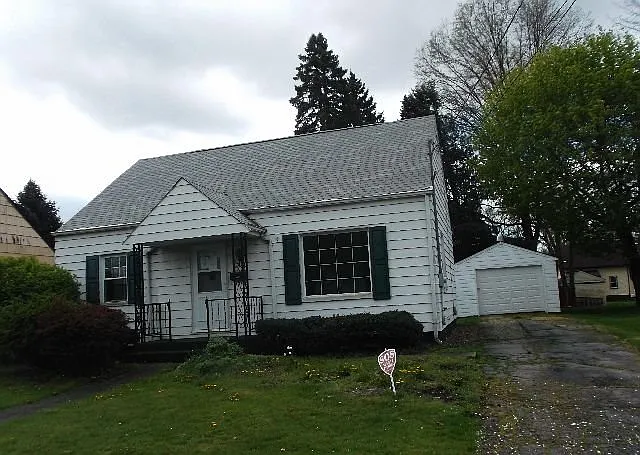 1438 Maplewood St NE photo 1