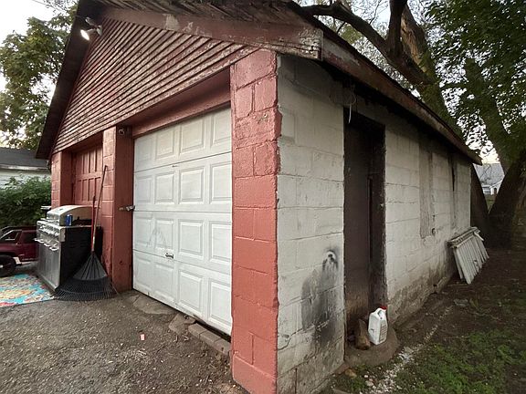 18th image of 2423 W Garden St