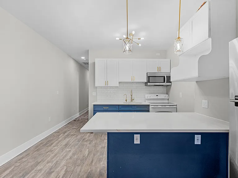 100 S Bouldin St #1 — Photo 8