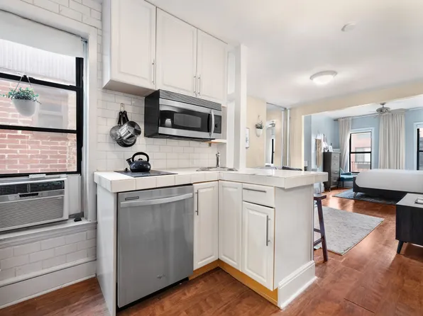 522 West 50th Street image 3 of 5