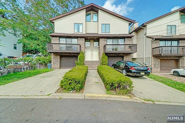 1st image of 9 Manhattan Pl