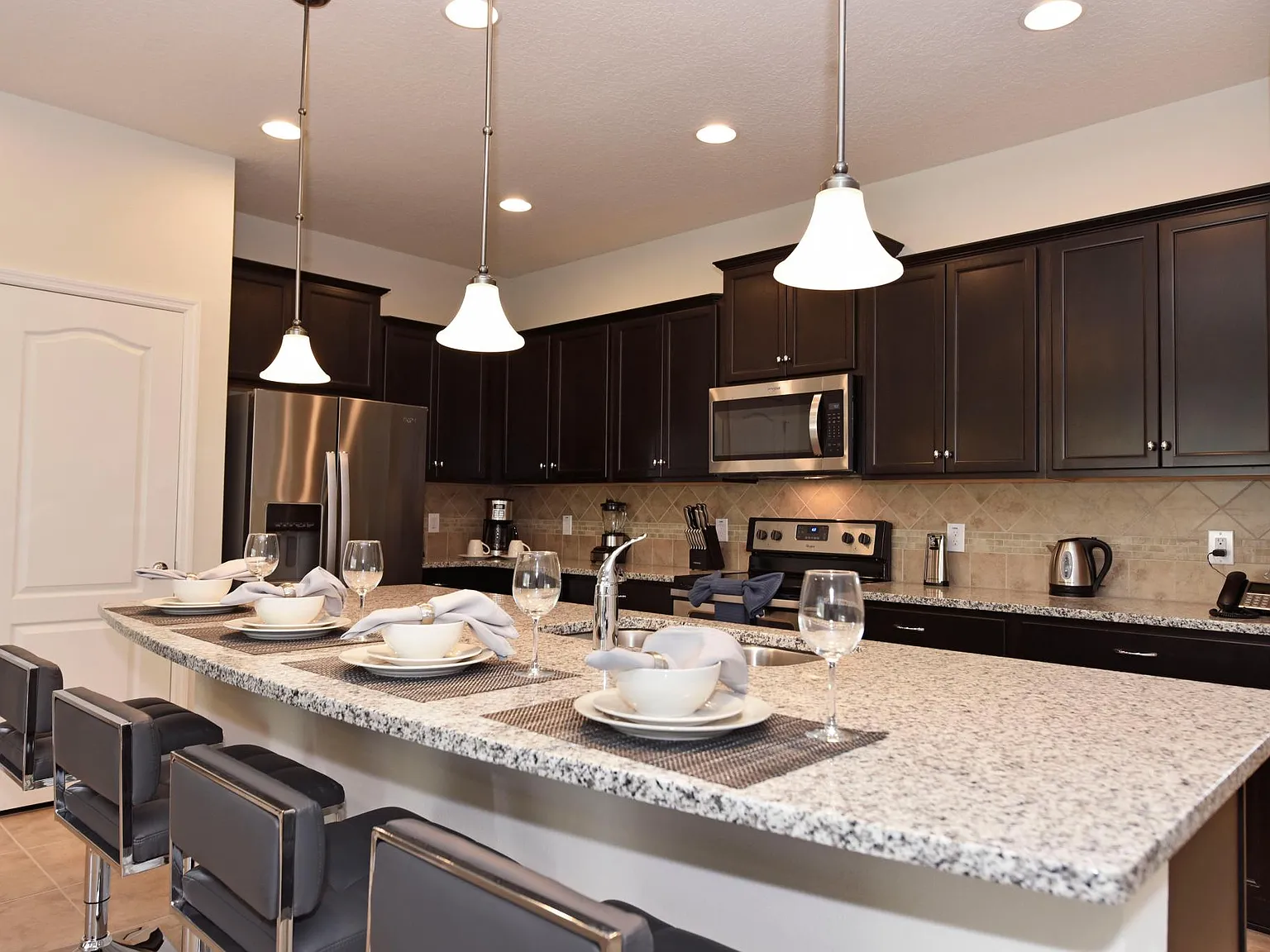 5 bed, 4.5 bath, 2500 sqft, $3,000 — Photo 3