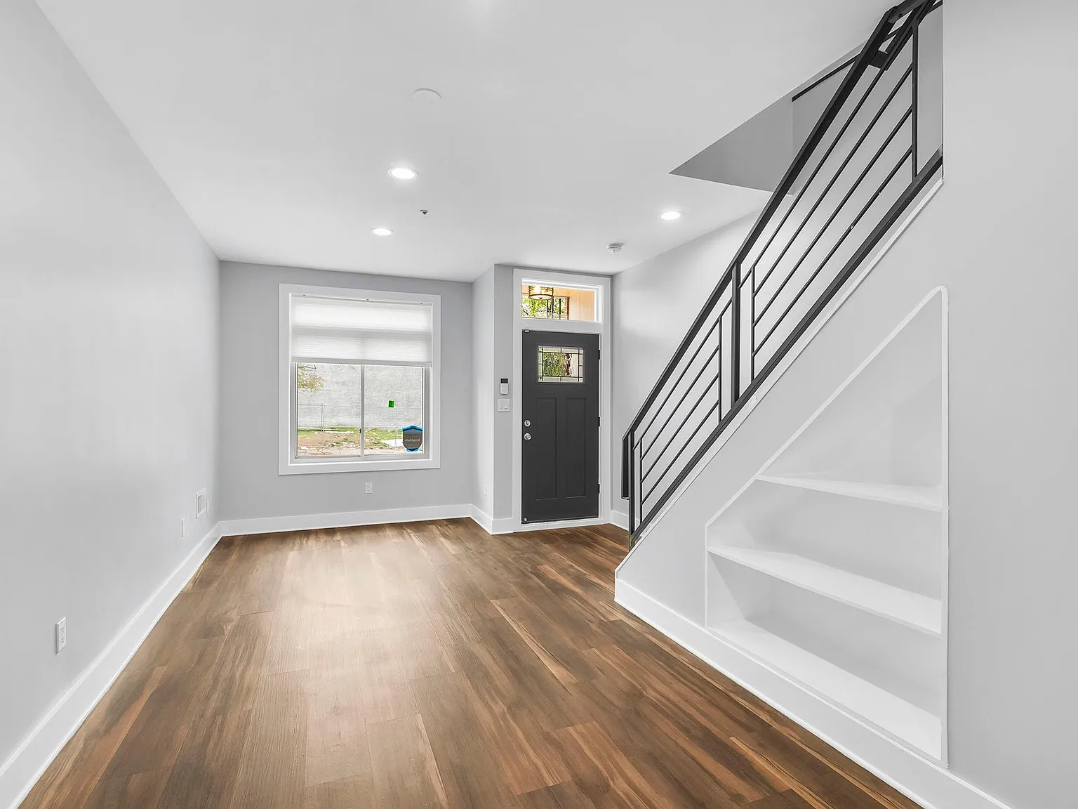 5 bed, 2.5 bath, 2451 sqft, $2,580 — Photo 4