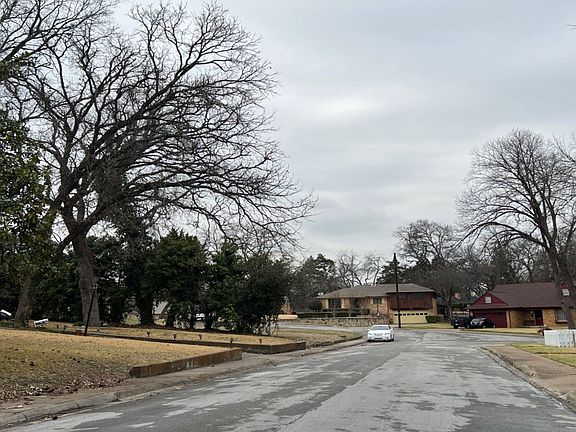 5th image of 905 Village Green Dr