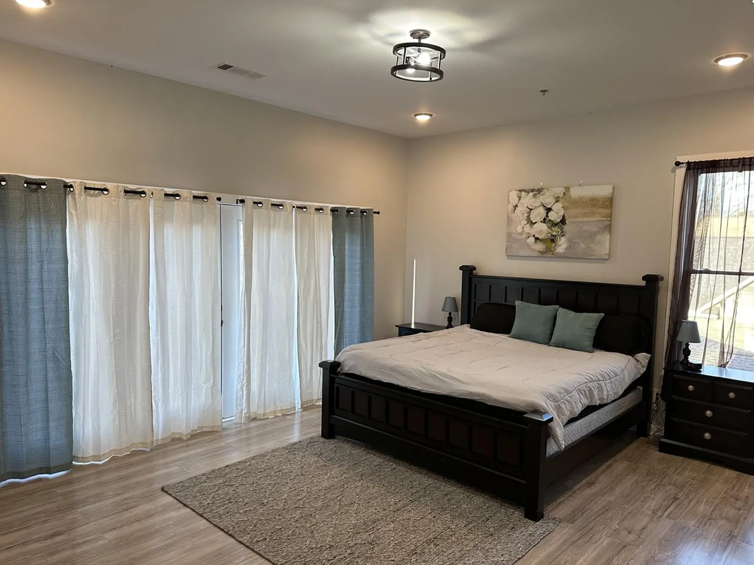 4 bed, 2.5 bath, 2200 sqft, $1,364 — Photo 1