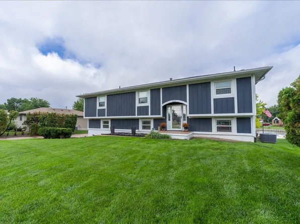 409 N Shore Dr, Hastings, NE 68901
