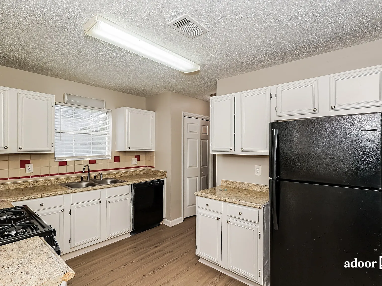 3 bed, 2.5 bath, 1845 sqft, $2,095 — Photo 2