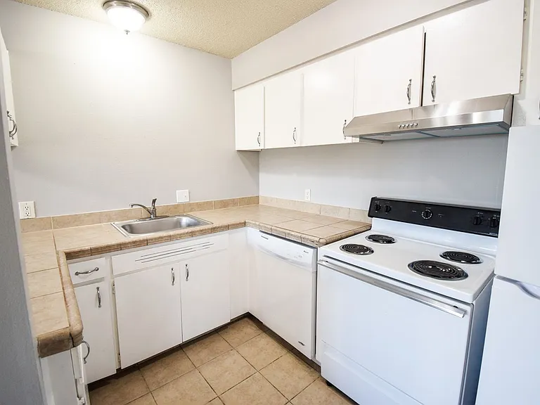 Vista Hills Apartments — Photo 33