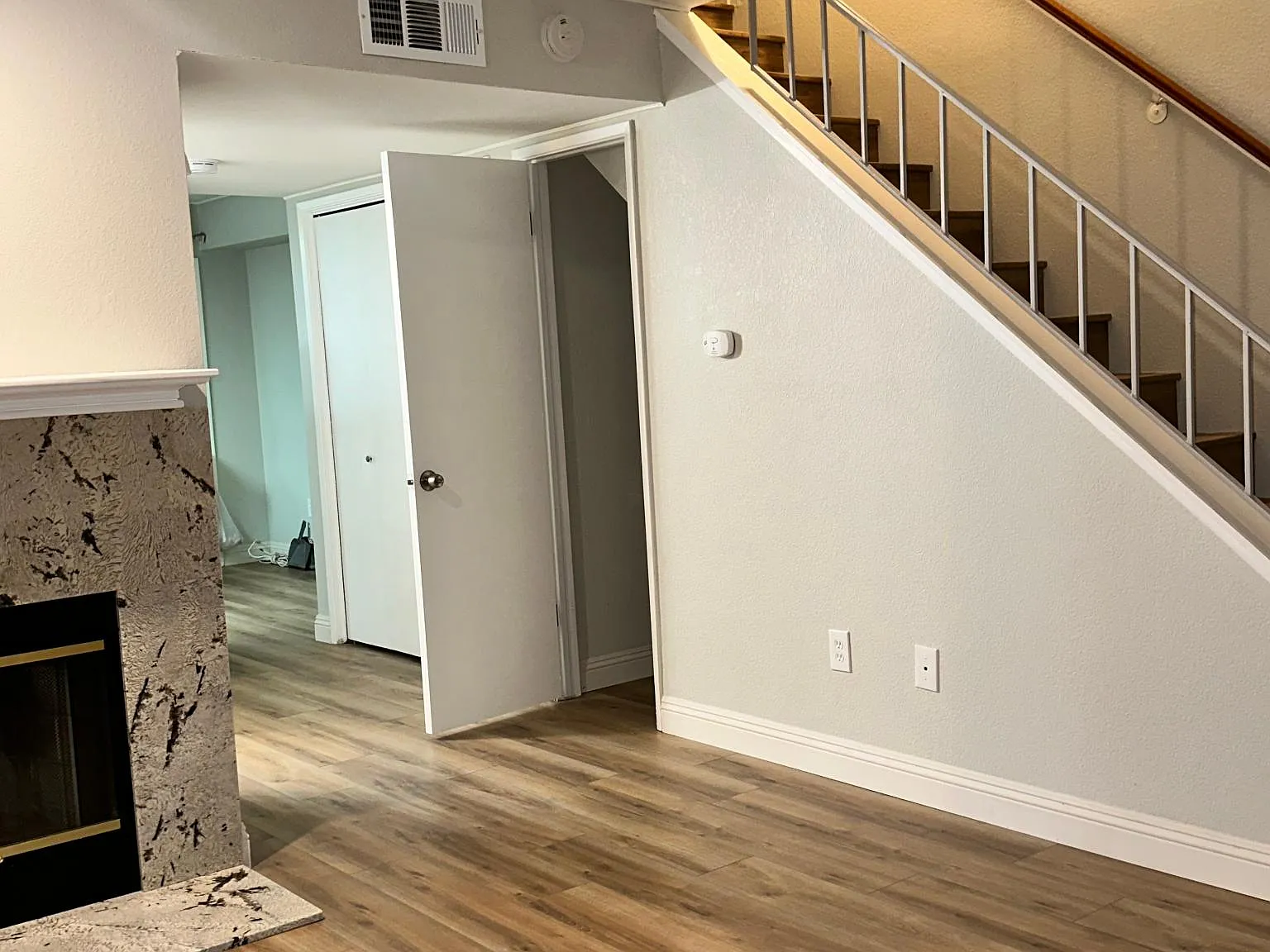 2 bed, 1.5 bath, 1032 sqft, $1,900 — Photo 4