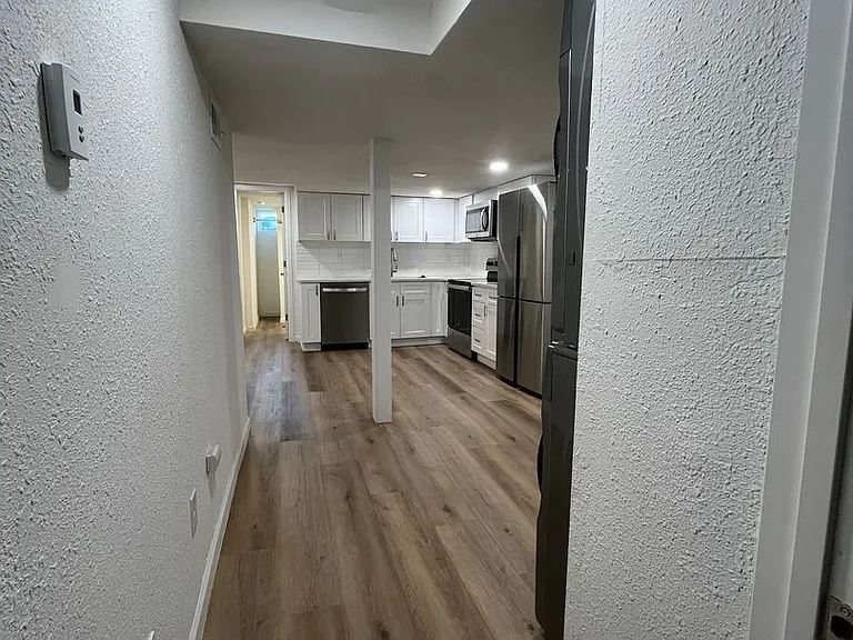 1609-1611 Hooker Street — Photo 12