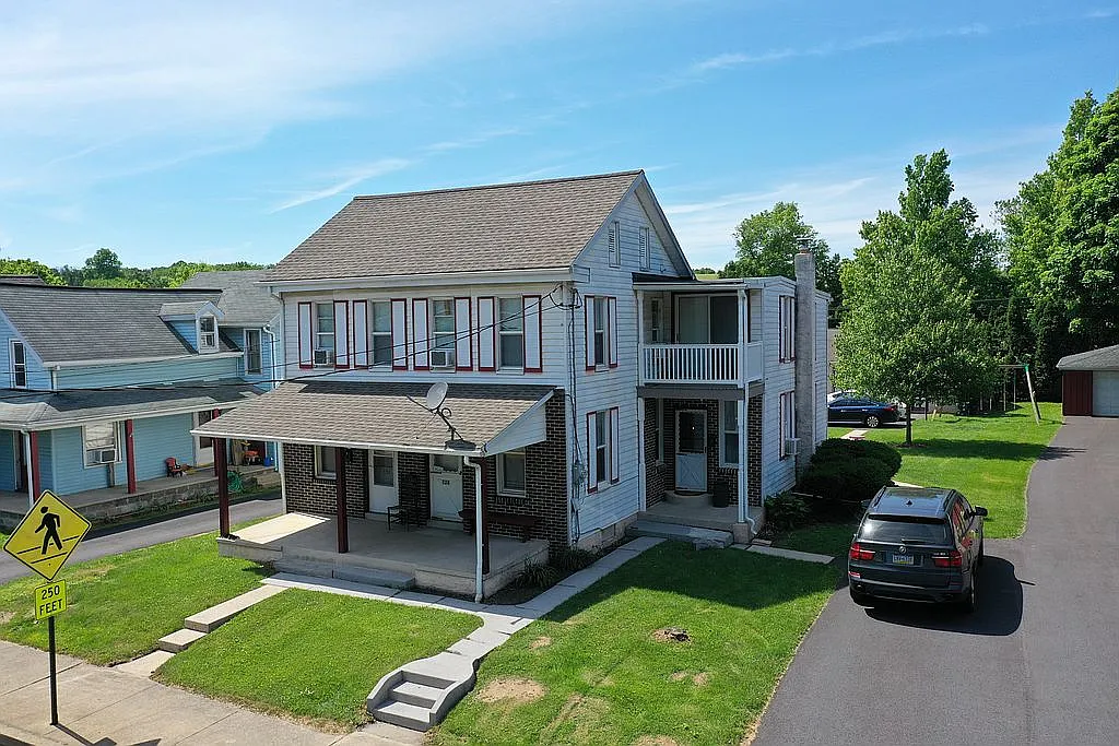 528 W High St photo 1