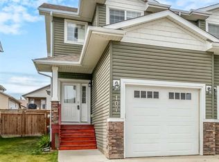 107 E Henderson Cres, Penhold, AB T0M 1R0