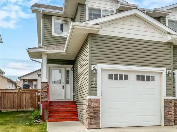 107 E Henderson Cres, Penhold, AB T0M 1R0