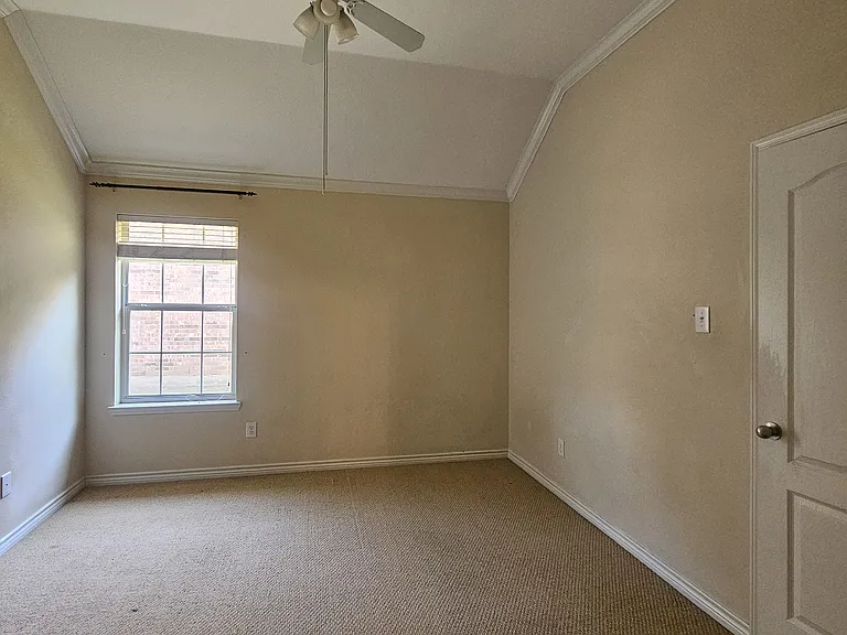 8562 Robertson Dr — Photo 32