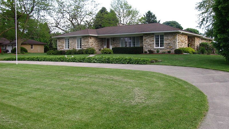 Beautiful driveway in front : Beautiful 1/2 circle driveway in front
