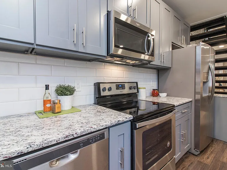 2032 E Huntingdon St — Photo 3