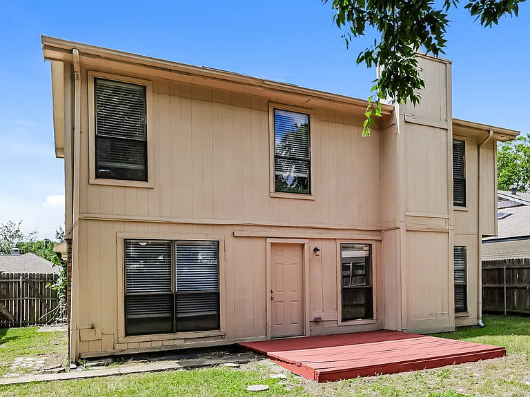 1804 Lincolnshire Way — Photo 17