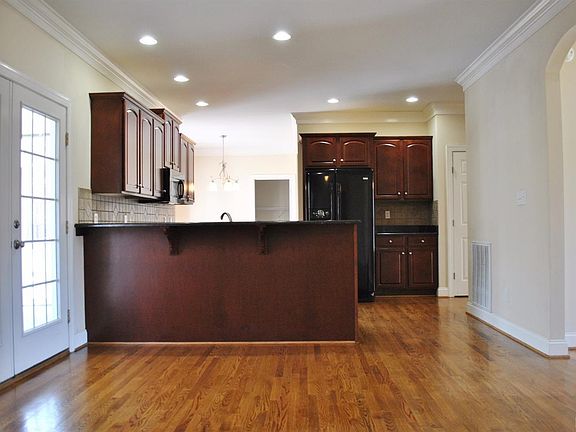 5th image of 147 Gartin Pl