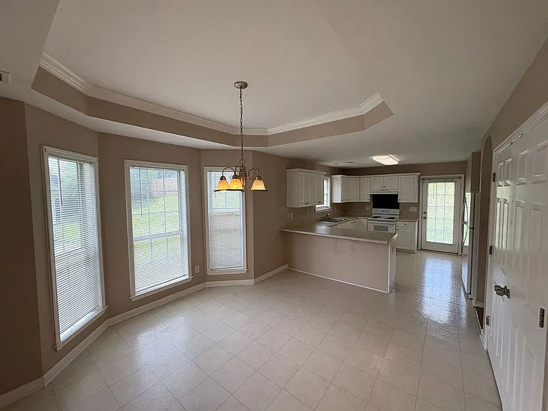 161 Mayfair Ln — Photo 5