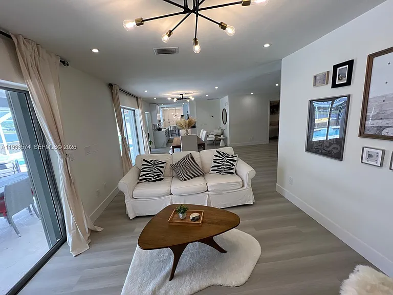 503 Jackson Ave — Photo 10